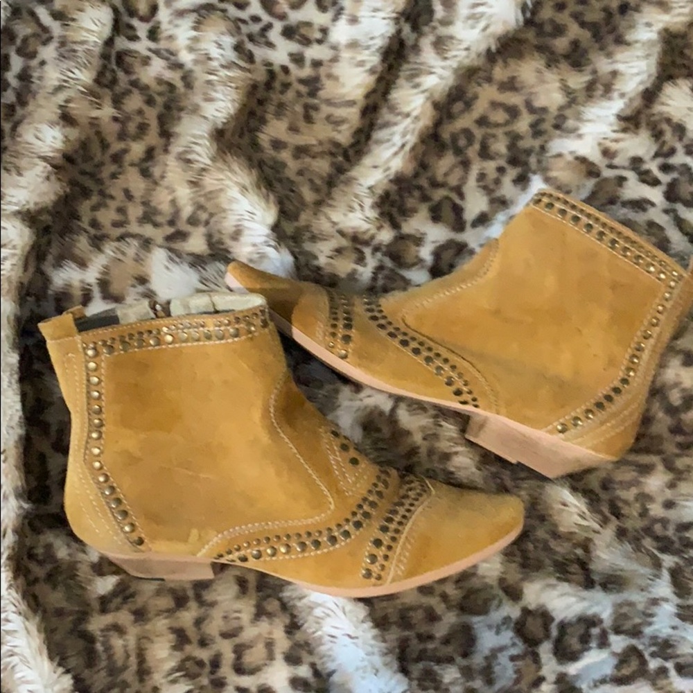 Lightly worn Matisse Sultan suede booties